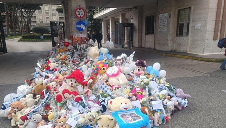 Peluche, fiori e preghiere per Domenico davanti all’ospedale: “Un dolore straziante per una mamma”