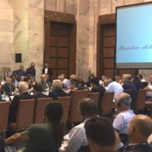 Ilva, firmato l'accordo al Mise. I sindacati: in 10.700 subito assunti da Mittal, ora i referendum tra i lavoratori