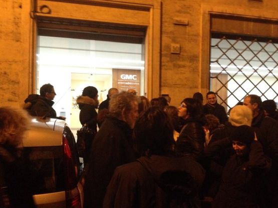 Adnkronos, per protesta l'assemblea di redazione si svolge in strada