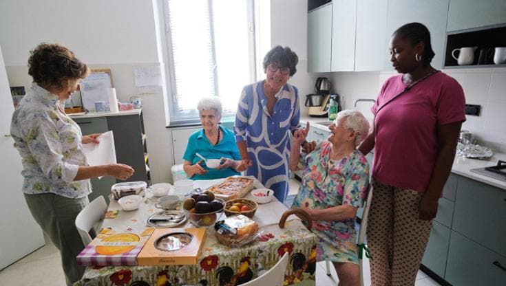 Sei inquiline, lasagne e ricordi: il pranzo di Ferragosto nella casa dove si combatte la solitudine