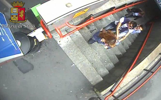 Milano, i borseggiatori in azione all'uscita del metr&ograve;