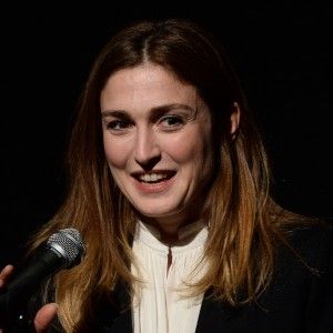 Closer condannato: "Paghi 15mila euro per le foto rubate di Julie Gayet"