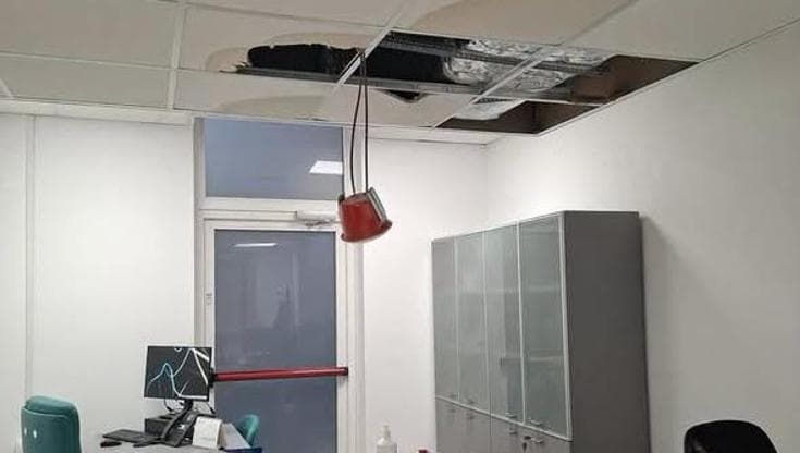 Policlinico di Bari, crolla il soffitto dell’ex Neurologia dopo la pioggia: “Ristrutturato da poco”