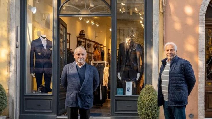 “In lacrime chiudiamo”: vestiti di pregio in svendita. Ma la boutique non esiste, è una truffa