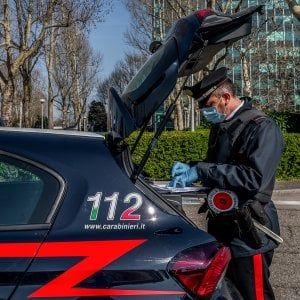 Alessandria, si radudano nel giardino di una villa per una festa di compleanno: denunciati in undici