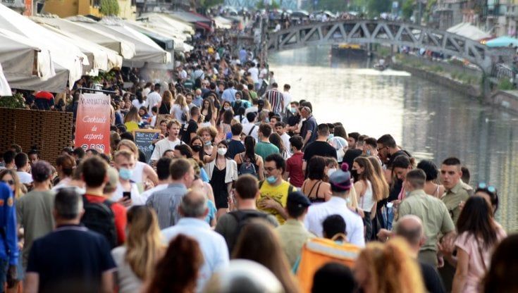 Il primo giorno della Lombardia in zona bianca. Fontana: "Evitiamo rischi per passare un'estate serena"