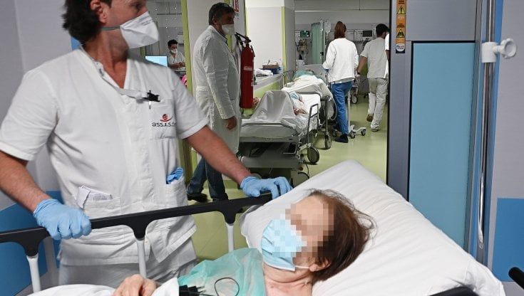 L'influenza dilaga in Puglia, farmaci introvabili. I medici: "Non affollate i pronto soccorso e indossate la mascherina"