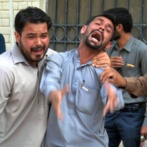 Pakistan,  Is rivendica attacco suicida in ospedale civile, almeno 70 morti e oltre cento feriti