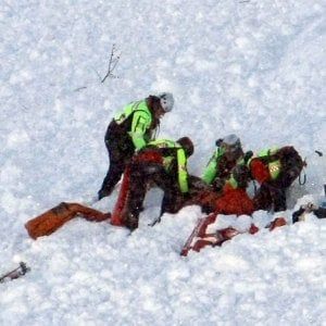Sestriere, valanga si stacca da Punta Rognosa e sfiora due scialpinisti che si salvano