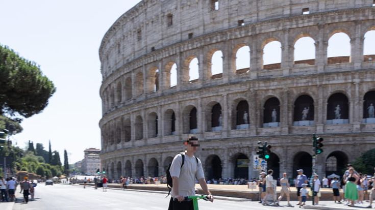 Fori Imperiali, minaccia i passanti con una pistola: arrestato turista 29enne
