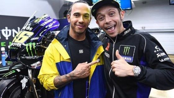 Valencia, supersfida Rossi-Hamilton: Vale guida la Mercedes, Lewis in sella alla Yamaha