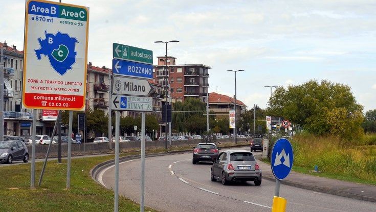 Mobilità a Milano, la richiesta dei Verdi: "Introdurre una tariffa per chi entra in Area B"