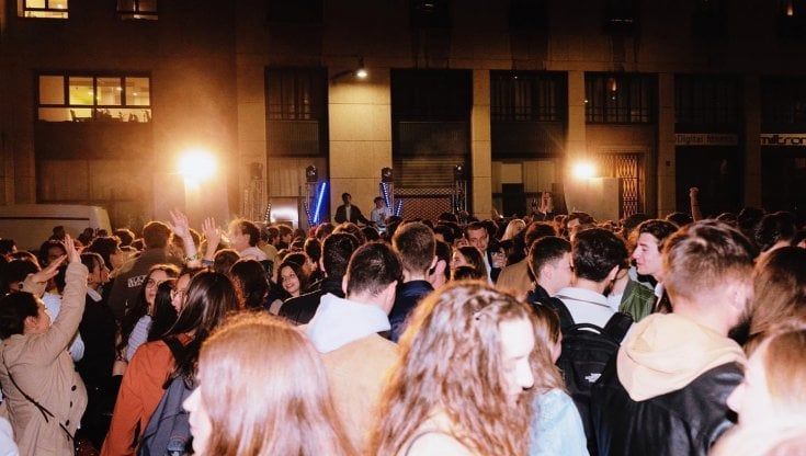 Movida a Firenze, sui sagrati  e sulle scale delle chiese vietato sedersi e bere
