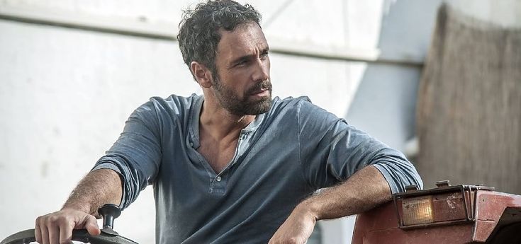 "Sei mai stata sulla luna?", Raoul Bova fra le galline e l'amore