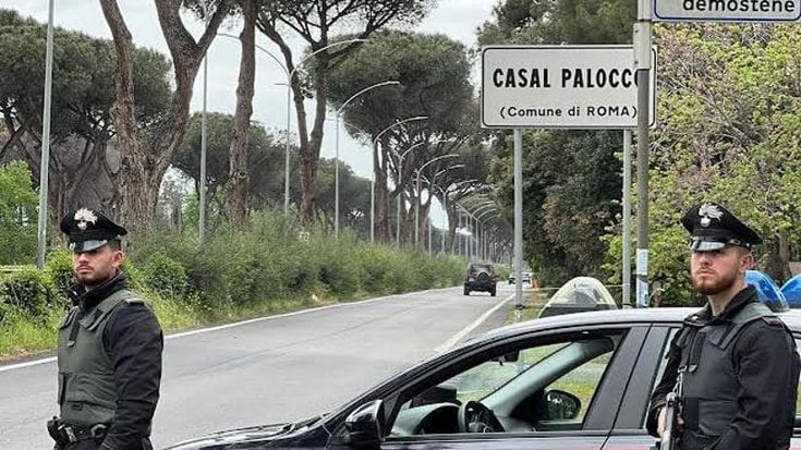 Madre, figlia e compagno arrestati per spaccio: coltivazione in balcone