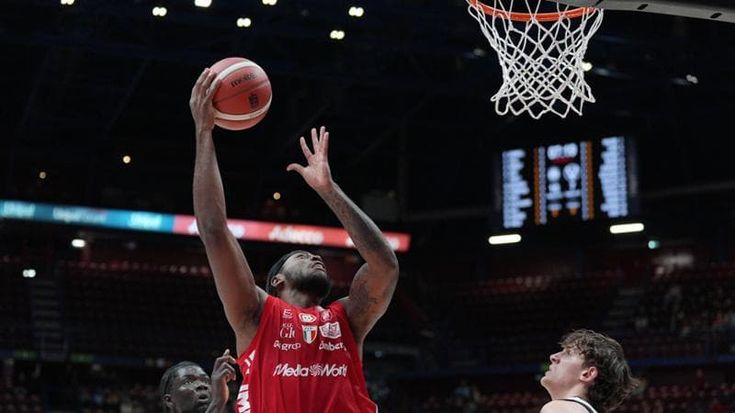 Basket, l’Armani butta un super vantaggio e perde con la Virtus