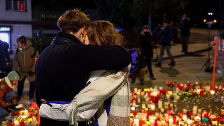 Crans-Montana, le lacrime e la rabbia delle famiglie: “Nessuno ha protetto i nostri ragazzi”