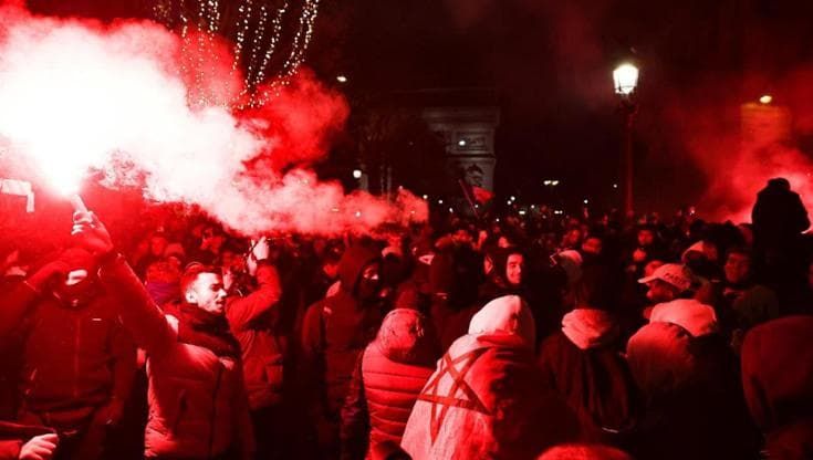 La festa di Parigi per la Francia in finale ai Mondiali tra polizia e fuochi d'artificio