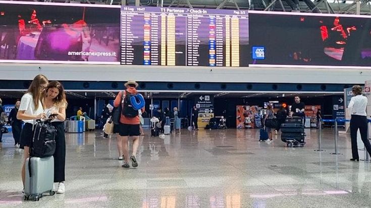 Maltempo, disagi all’aeroporto di Fiumicino: deviati 16 voli per la forte pioggia