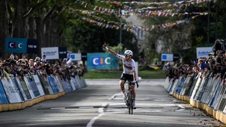 Pogacar insaziabile: il campione del mondo vince anche la Tre Valli Varesine