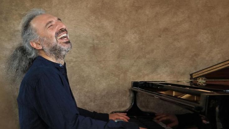 Stefano Bollani: “Ecco il mio concerto di improvvisazione totale. Adoro tradire la scaletta”