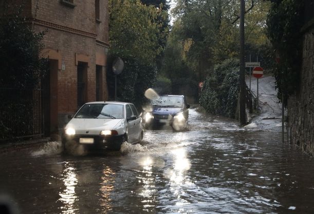 Bologna, strade come fiumi sui viali e sui colli