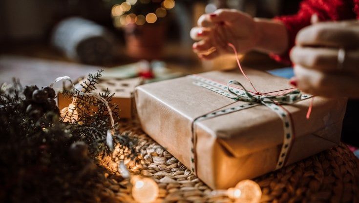 Regali di Natale, gli italiani spenderanno in media 291 euro