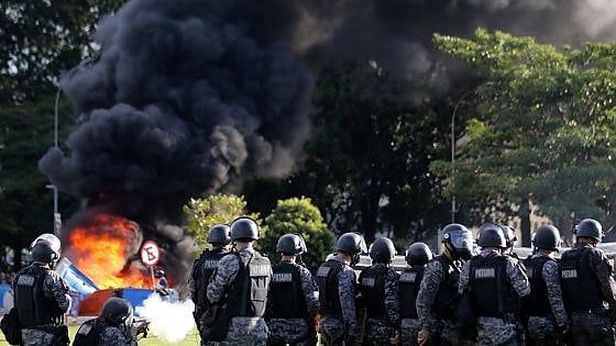 Brasile, scontri e cariche nella capitale: proteste contro Temer, esercito in strada 