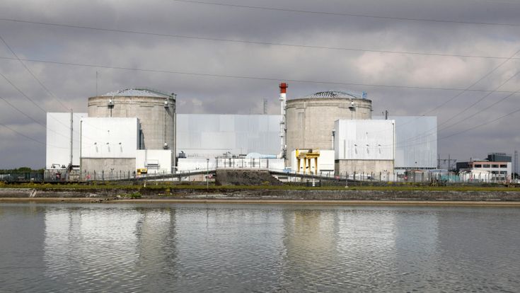 La Francia rallenta (ma non ferma) il nucleare. "L'energia atomica è un atout strategico"