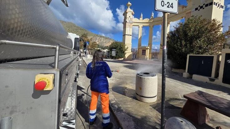 Mondello, rimosse le alghe ma è corsa contro il tempo per attrezzare la spiaggia