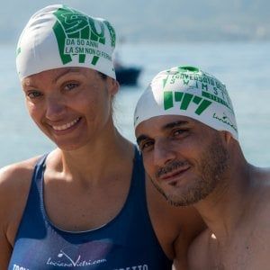 Sclerosi multipla: l’impresa di Cristina che ha attraversato a nuoto lo stretto di Messina