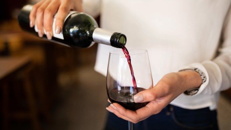 Come viene prodotto il vino dealcolato e perché fa così paura