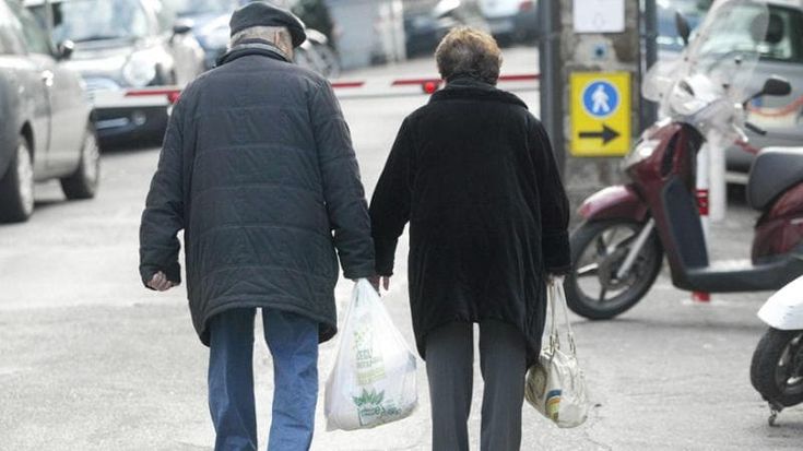 Pensioni minime, aumento beffa: tre euro in più da gennaio. Fissata la rivalutazione all’inflazione