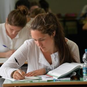 Maturità, nelle tracce della prova di italiano Calvino, Resistenza e Malala. Ma la più gettonata è quella sui social