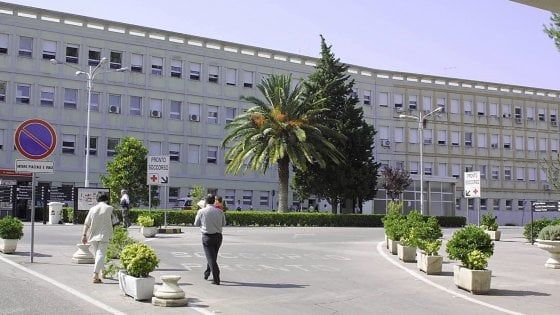 Coronavirus, 14 positivi al Policlinico di Foggia tra medici, infermieri e oss: contagiati da paziente negativo a due tamponi