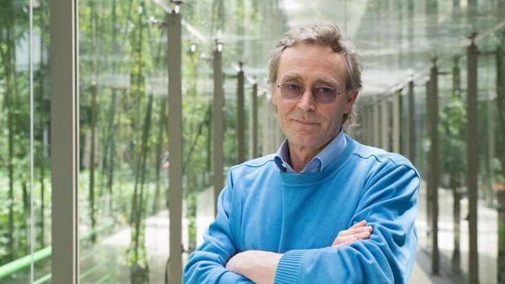 Andrea Vitali e il farmacista Aiace che vuole salvare Bellano dalla stitichezza