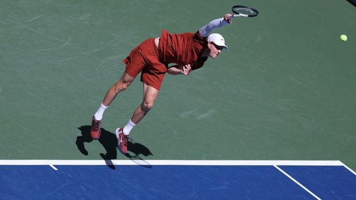 Sinner soffre ma poi recupera: batte Shapovalov in 4 set e accede agli ottavi