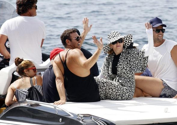 Ibiza, Madonna al mare: il look &egrave; antisole