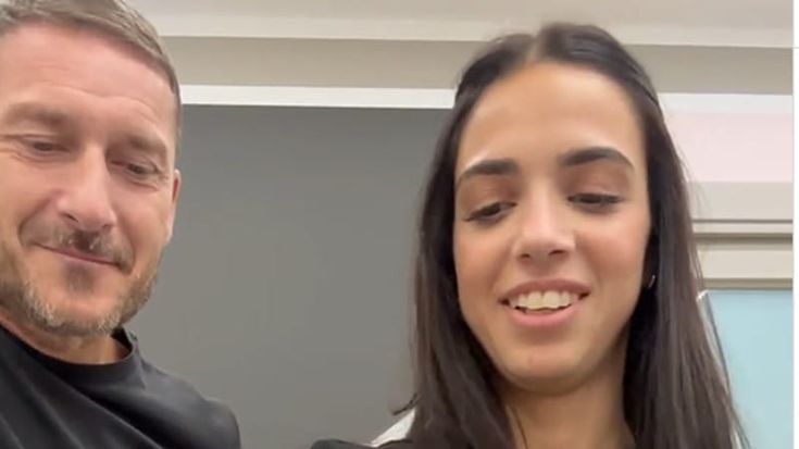 Francesco Totti, anche il suo telefono è stato “Martinizzato” dall’influencer New Martina