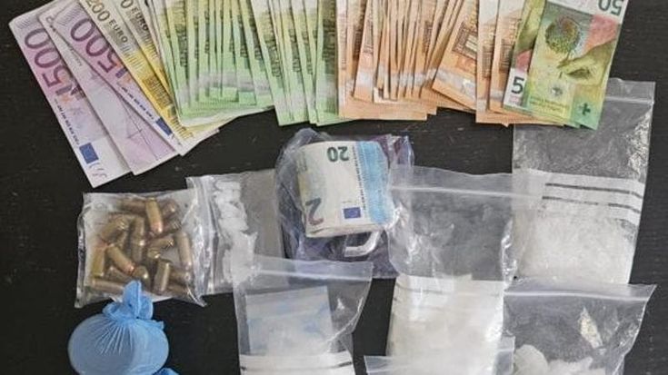 Apre la porta alla polizia per i documenti, ma in bella vista ha mitraglietta, pistola e droga