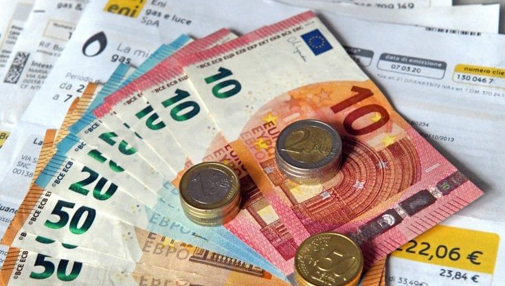 Come risparmiare energia elettrica: le strategie per rispondere al caro-bollette