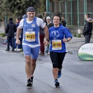 Maratona di Napoli, vincono un napoletano e una vicentina