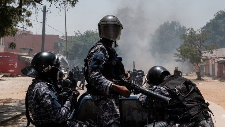Sesso, bugie e tribunali: il Senegal si incendia dopo la condanna del capo dell'opposizione. Nove morti