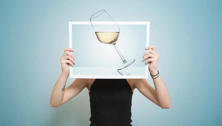 Tumori, una bottiglia di vino al mese in meno riduce il rischio legato all’alcol