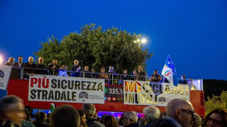 Il corteo delle auto di FdI contro le ciclabili di Gualtieri non si muove: stop della questura