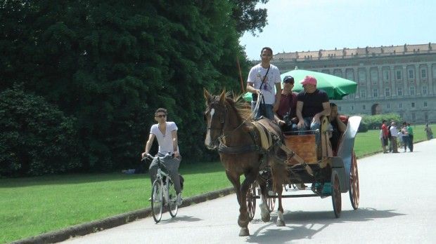 Dopo la provocazione di Crozza<br />i casertani invadono la Reggia
