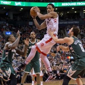 Basket Nba, DeRozan ne fa 52 il primo dell'anno. Minnesota, marcia playoff