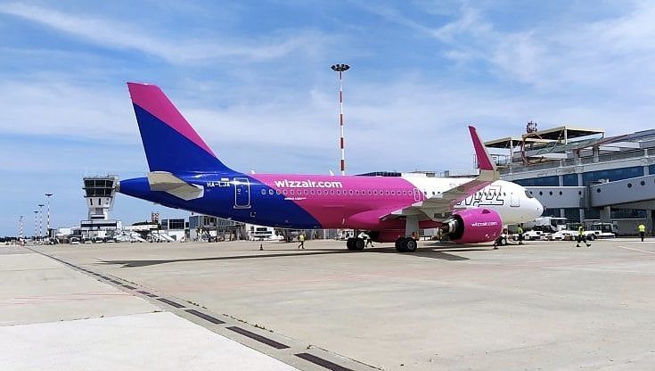 Trovati ordigni bellici a Dortmund, il volo WizzAir da Bari atterra a Colonia: annullato il rientro in Italia