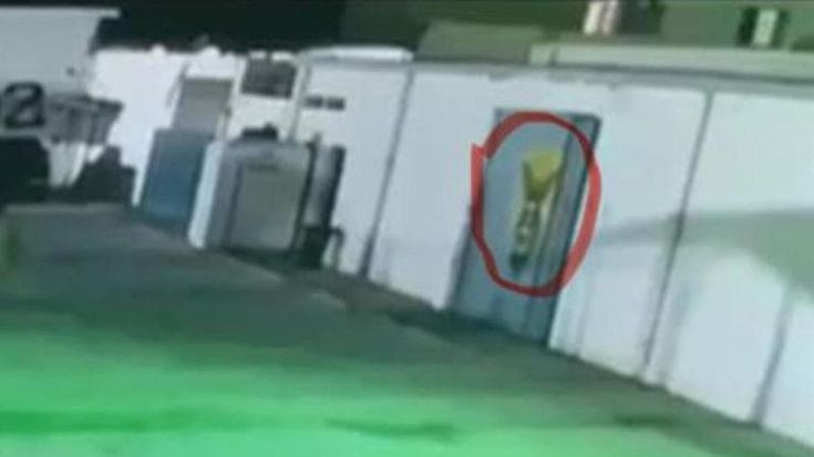 Le torture nelle prigioni di Almasri: trascinato con i piedi legati al parafango di una macchina