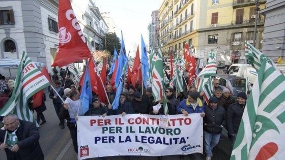 Lavoratori edili,  in tremila in piazza a Napoli: "Vogliamo più legalità nei cantieri"
